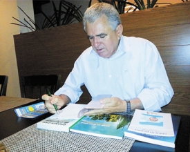 Poeta lança 15 livros simultâneos e bate recorde literário