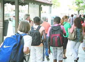 Mochilas muito pesadas podem causar dores nas costas e desvios na coluna
