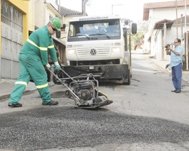 Governo municipal de Nova Friburgo recebe empresa para demonstração de caminhão de reparos em pavimentos