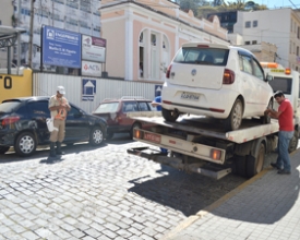 Carro rebocado em vaga de carga e descarga