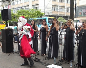Apresentações musicais animam as ruas nestes dias que antecedem o Natal