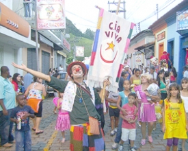 Bloco da Cia. Viva agita Duas Barras 