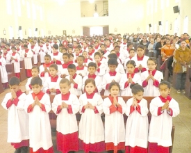 Igreja com quase 700 coroinhas bate recorde religioso