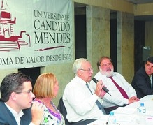 Miro Teixeira profere aula inaugural da Ucam falando sobre liberdade e cidadania