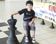 Menino de 4 anos conquista recorde brasileiro no xadrez