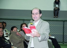 Padre Joãozinho empolga católicos em Nova Friburgo