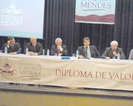 Jurista Diogo de Figueiredo encanta plateia em aula inaugural da Universidade Candido Mendes