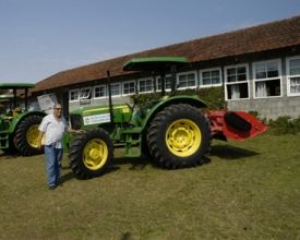 Governo municipal incentiva agricultores a usarem tratores adquiridos e realiza palestra para o manejo