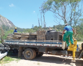 Águas de Nova Friburgo transporta pneus recolhidos no Rio Bengalas para biodigestor em Petrópolis  