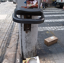 Lixeiras em mau estado