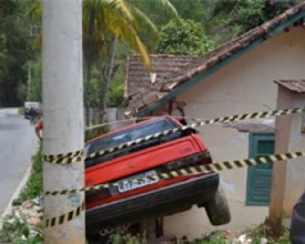 Motorista perde o controle  e invade casa 