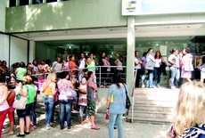 Assinatura de rescisão de contrato provoca fila de servidores