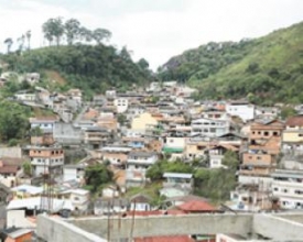 Mato, buracos e bueiros entupidos deixam apreensivos os moradores da Granja Mimosa