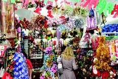 Luzes dão o tom dos artigos de decoração natalina à venda no comércio especializado