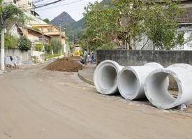 Secretaria de Obras reconstrói rede pluvial na Rua São José, no Cônego, e fará muro de contenção 