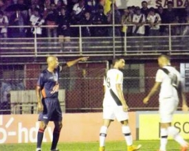 Frizão dá show, vence o Vasco em Friburgo e escapa do rebaixamento