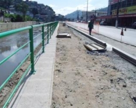Margem do Rio Bengalas ganha calçadas em Conselheiro
