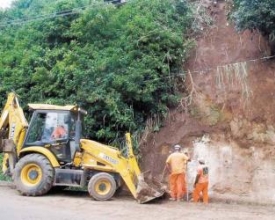 Chuva provoca queda de barreira na estrada RJ-150