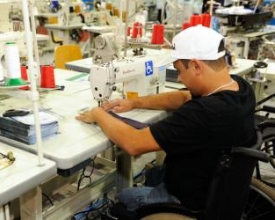 Moda inclusiva: feira expõe máquinas de costura adaptadas a cadeirantes