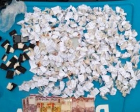 Apreendidos 400 papelotes de cocaína em flagrante