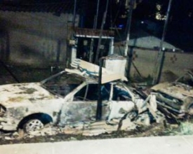 Fogo destrói carros em Olaria