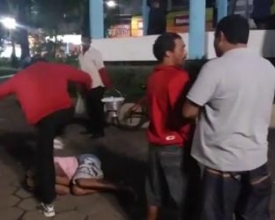 Homem é agredido com socos e chutes na Praça Getúlio Vargas