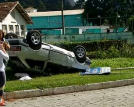 Gol capota em acidente no Bairro Ypu