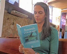 Roberta Mendes Araújo publica livro 'Buscando o Céu em mim'