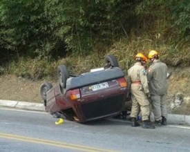 Carro capota e motorista se fere na Ponte da Saudade