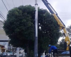 Novos postes de aço chamam atenção no centro de Conselheiro