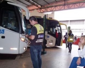 Detro recolhe três ônibus e multa empresas em Friburgo