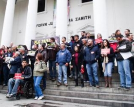 Servidores federais fazem apitaço nas escadarias do antigo fórum