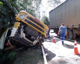 Acidente com caminhão em Mury mata jovem