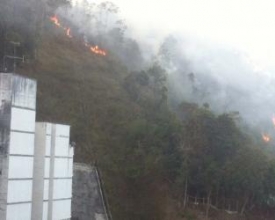 Fogo em encosta assusta moradores do Centro e demora a ser controlado