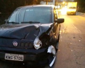 Roda se desprende de carreta e atinge carro na RJ-116