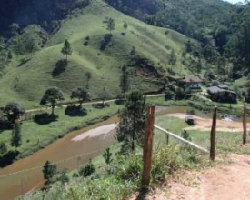 Fazenda da Laje: cercado de verde, porém não isento de problemas
