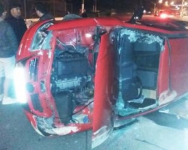 Carro capota na Via Expressa na noite de domingo