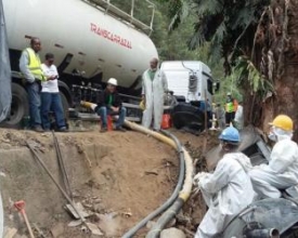 Carreta que tombou em acidente é retirada da RJ-116