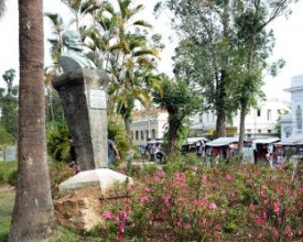 Busto de Zamenhof continua largado no meio de canteiro