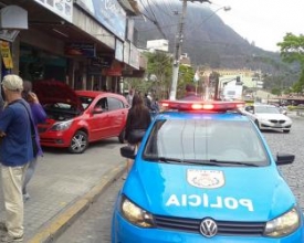 Motorista perde a direção e carro invade calçada na Rua Sete de Setembro