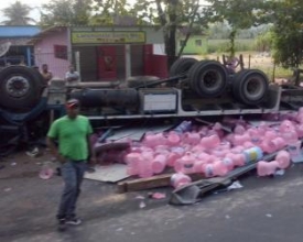 Caminhão tomba e galões de água se espalham em trecho da RJ-116