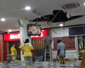 Pedaço do teto de praça de alimentação de shopping no Centro desaba