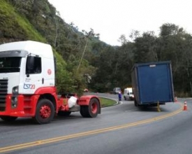 Carroceria de carreta se desprende e deixa trânsito em meia-pista na RJ-116