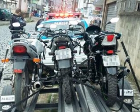 PM apreende motos e multa carros na Avenida dos Ferroviários