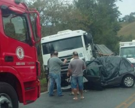 Mulher morre em acidente na RJ-116