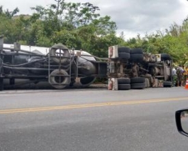 Carreta de cimento tomba na RJ-116 e deixa trânsito lento