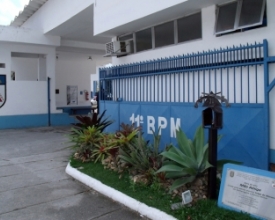 PMs mandam civis furar pneu de viatura e são presos