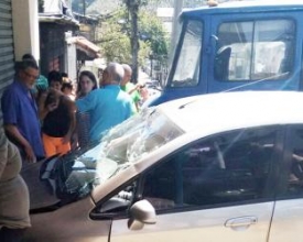 Caminhão desgovernado bate em carros em Olaria