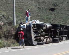 Motorista se fere após carreta tombar na RJ-130