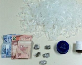 Jovem é preso com tabletes de maconha e pinos de cocaína em Cantagalo